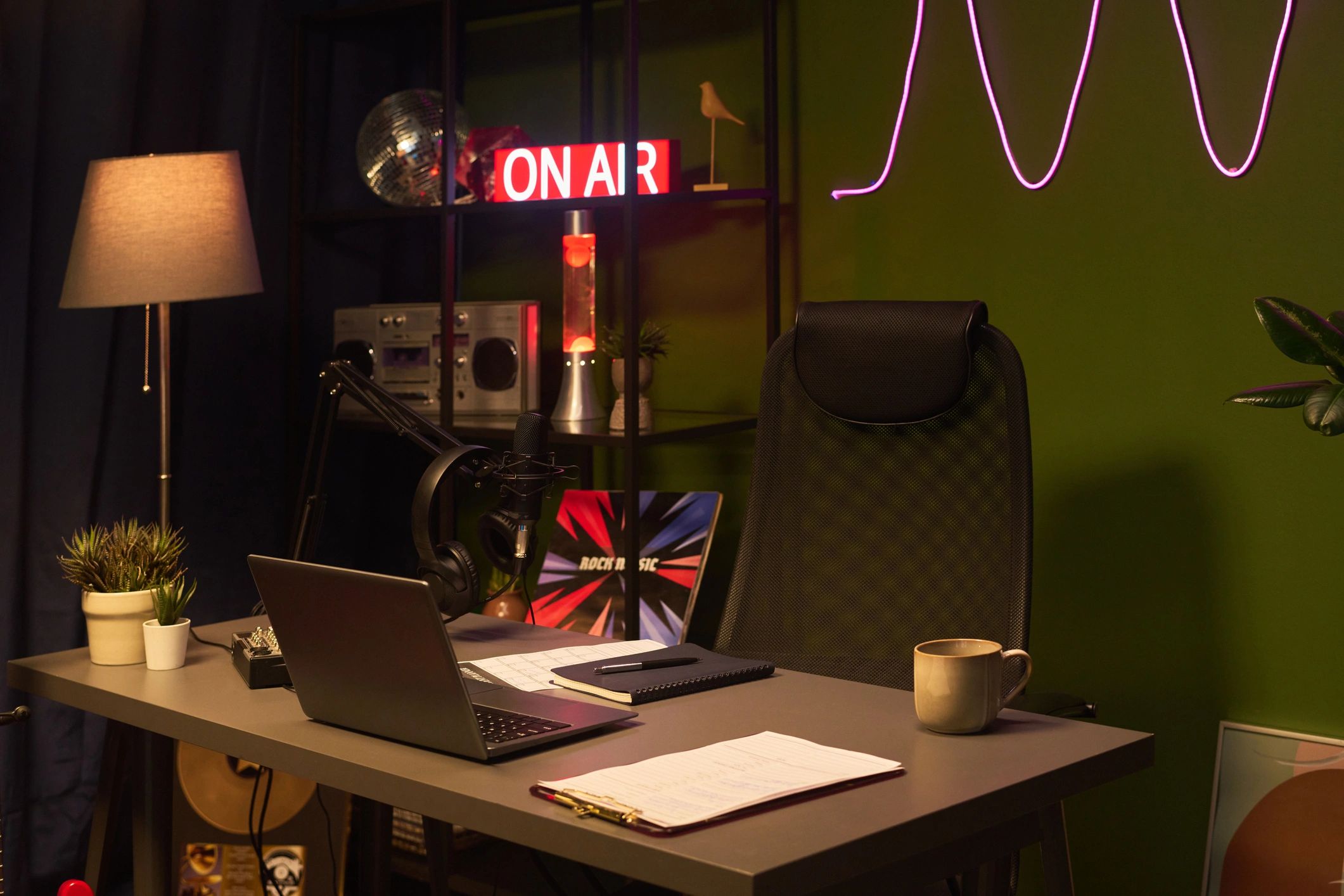 Editorial workspace representing the framework documentation